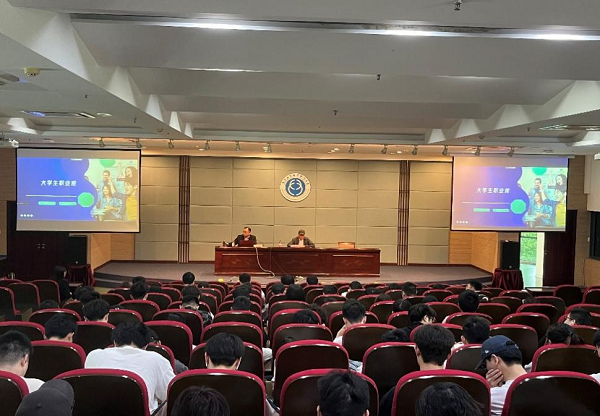 讲座现场照片.png